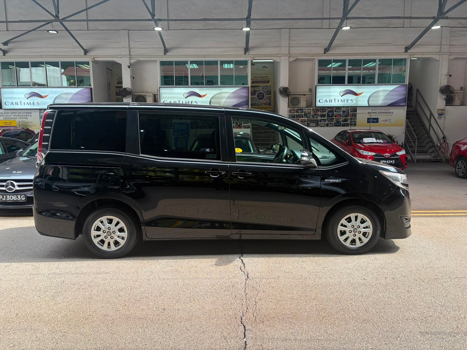 Toyota Noah Hybrid 1.8X photo 4